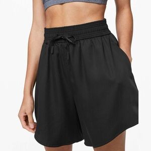 Lululemon Feeling Femme Short Sz 4/5" In Black